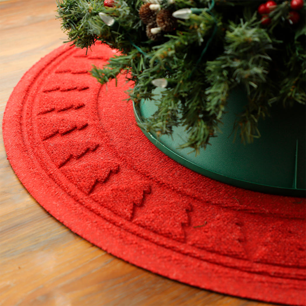 Close up of a WaterHog tree skirt mat's bi-level design trapping fallen pine needles from a Christmas tree